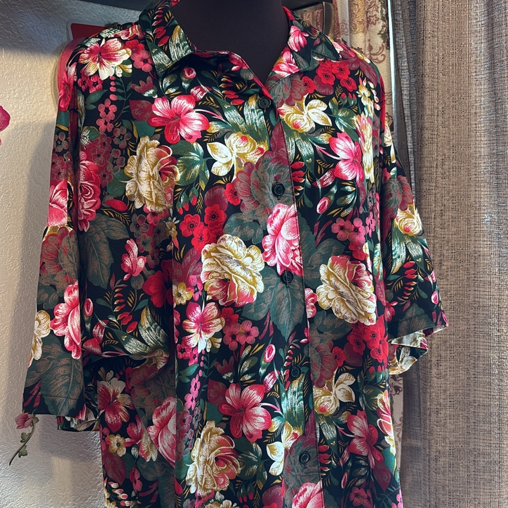 Vintage JP Collections floral shirt with red and green accents. Size 18/20.
